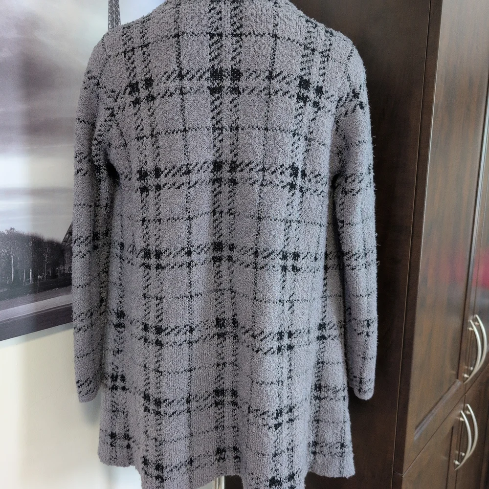 Elegant Gray Plaid Women's Cardigan - Picture 5 of 7